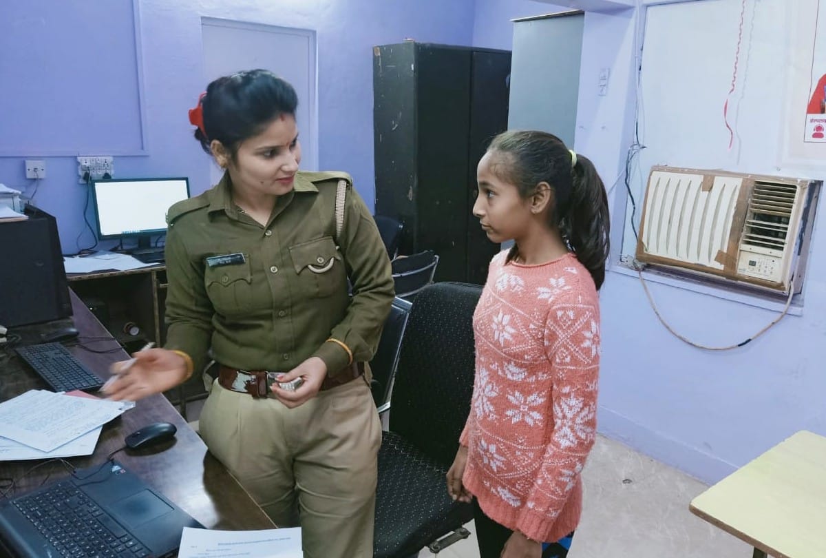 eight class student Arzoo Saxena take charge ok police officer for one day in mathura