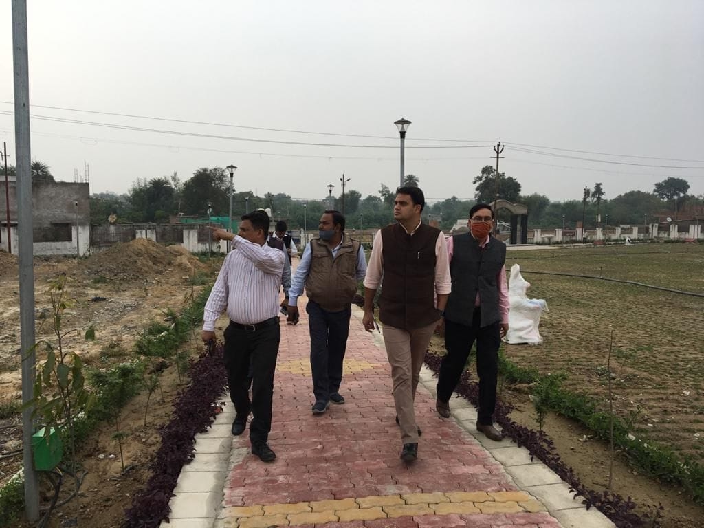 Nagar aayukt upset for park near garbage see