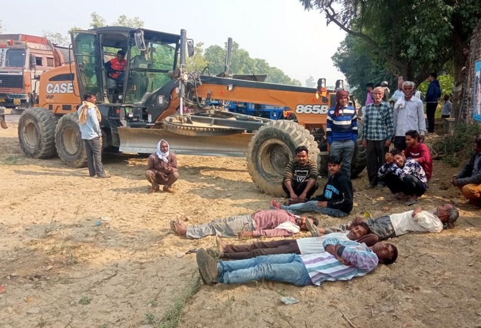 jeseebee ke aage lete kisaan, rukavaaya haeeve chaudeekaran