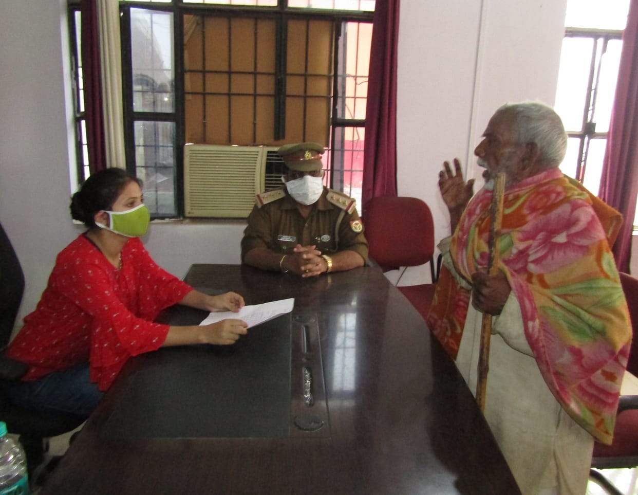 One day police station Priyanka listened to the complaint, Shruti checked