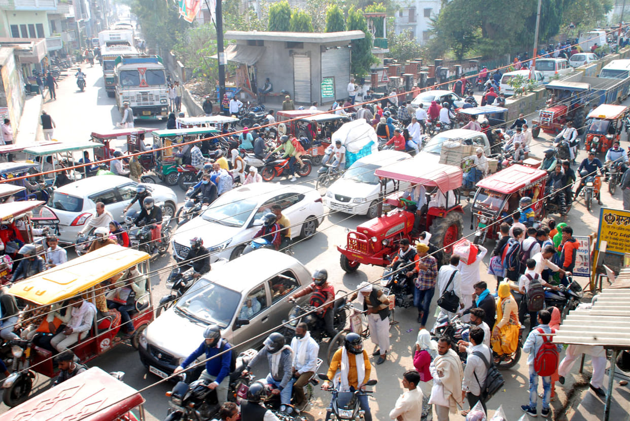 People struggling with jam, vehicles stuck on SD Tirahe
