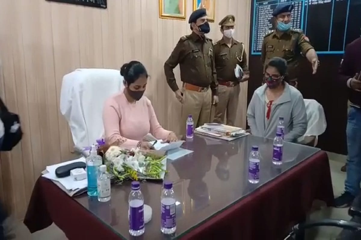 International Children's Day 2020, Students Kritika and Kumari Rani have become one day police station incharge in Meerut and Bijnor