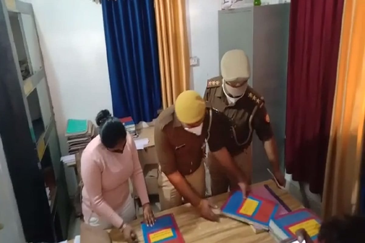 International Children's Day 2020, Students Kritika and Kumari Rani have become one day police station incharge in Meerut and Bijnor