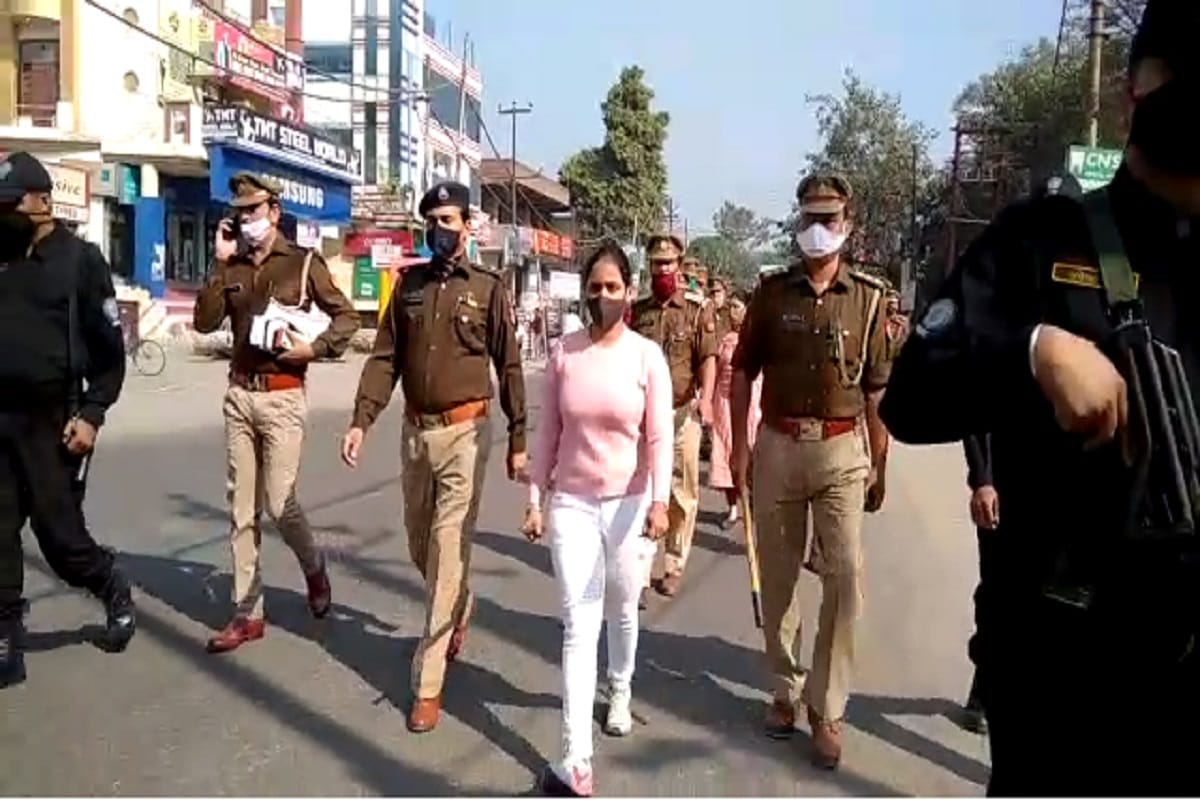 International Children's Day 2020, Students Kritika and Kumari Rani have become one day police station incharge in Meerut and Bijnor