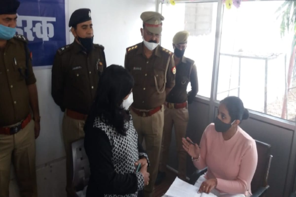 International Children's Day 2020, Students Kritika and Kumari Rani have become one day police station incharge in Meerut and Bijnor