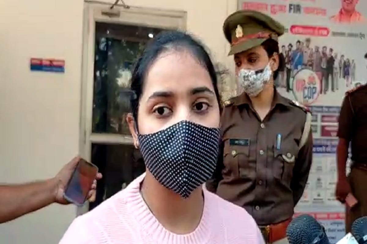 International Children's Day 2020, Students Kritika and Kumari Rani have become one day police station incharge in Meerut and Bijnor