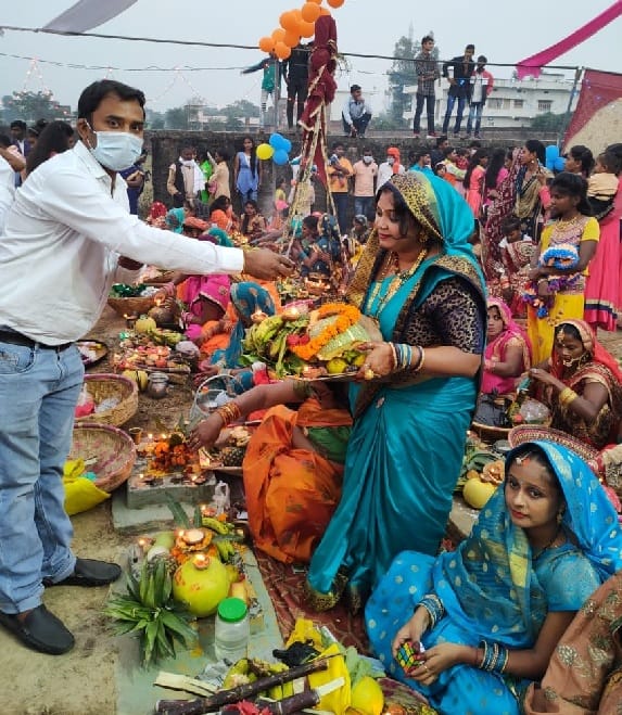 Chhath puja in Ballia women offer arghya to the setting sun