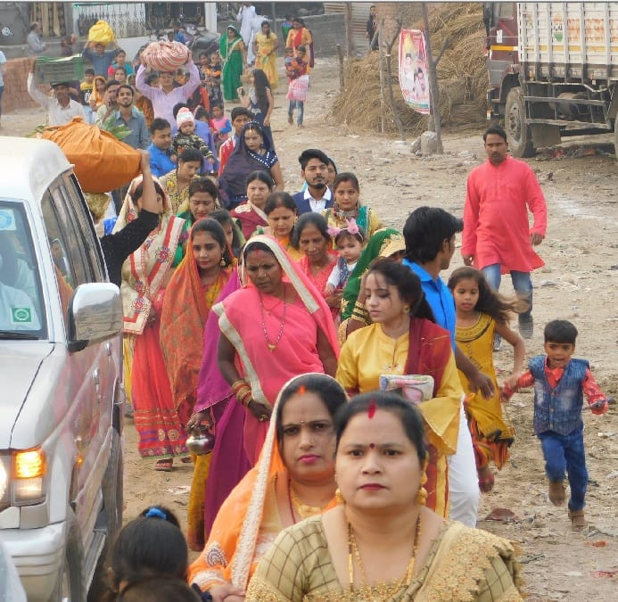 Chhath puja in Ballia women offer arghya to the setting sun