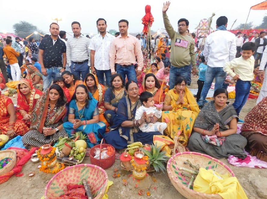 Chhath puja in Ballia women offer arghya to the setting sun