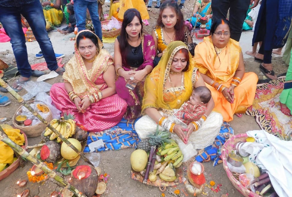 Chhath puja in Ballia women offer arghya to the setting sun