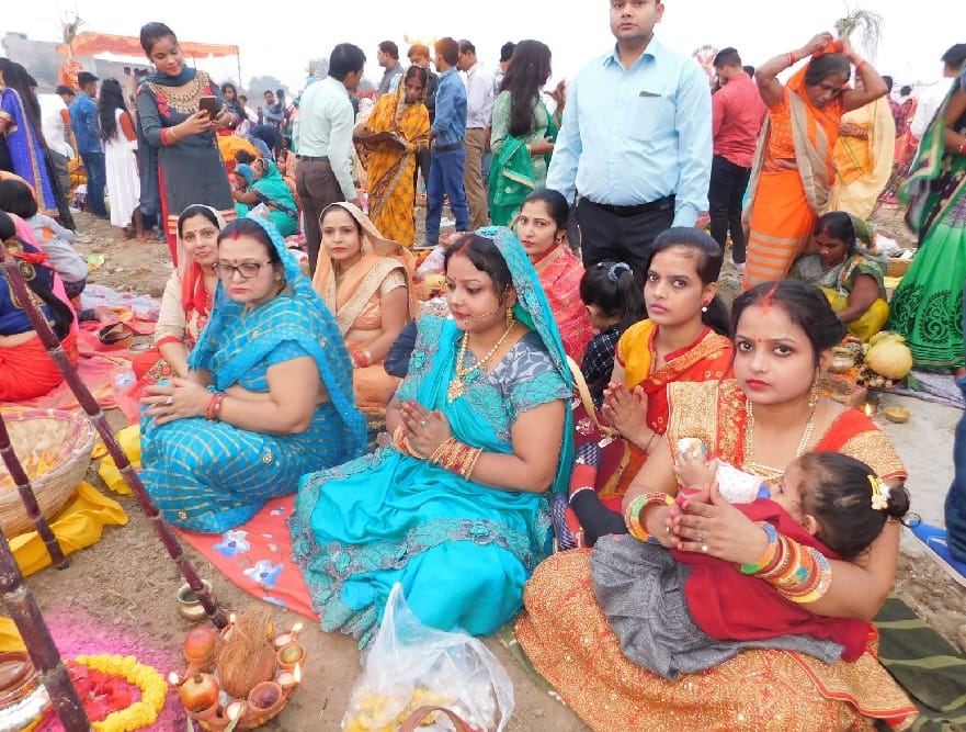 Chhath puja in Ballia women offer arghya to the setting sun