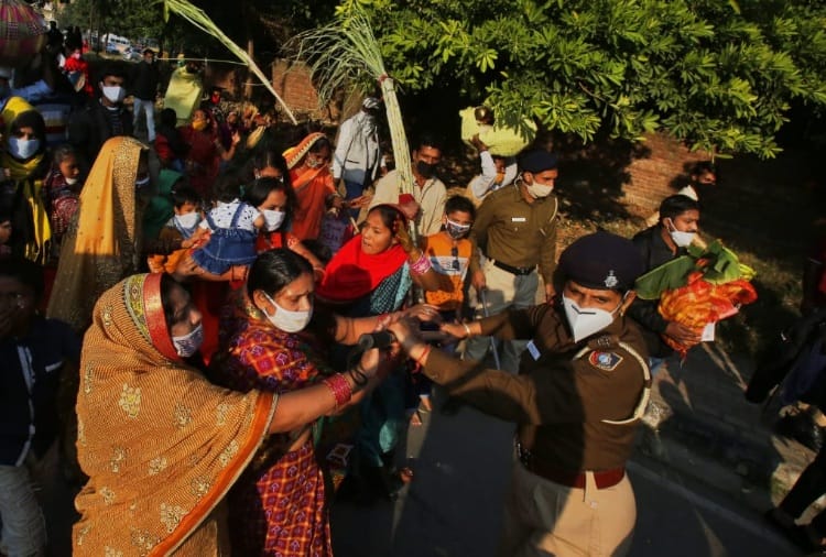 Chhath puja 2020 : People celebrate chhath puja in Chandigarh