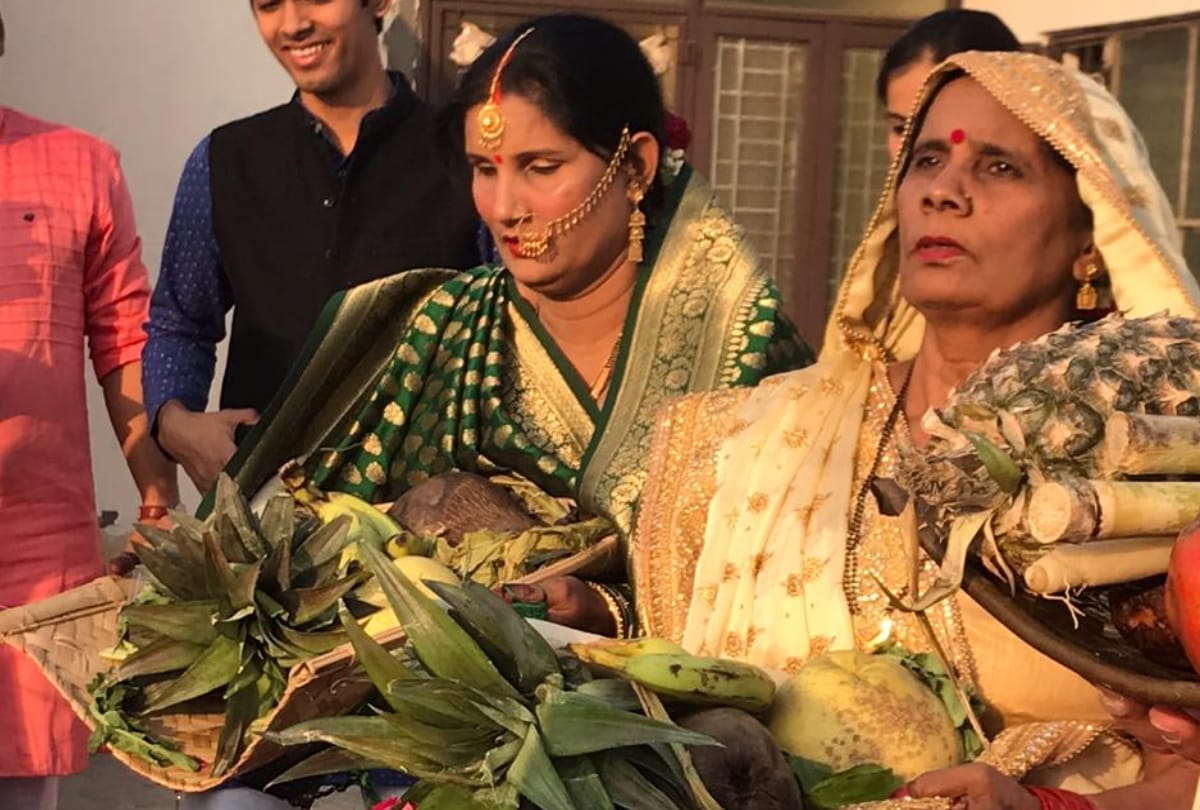 Chhath 2020 in covid 19 times women offer prayers at their terrace balcony and in lanes