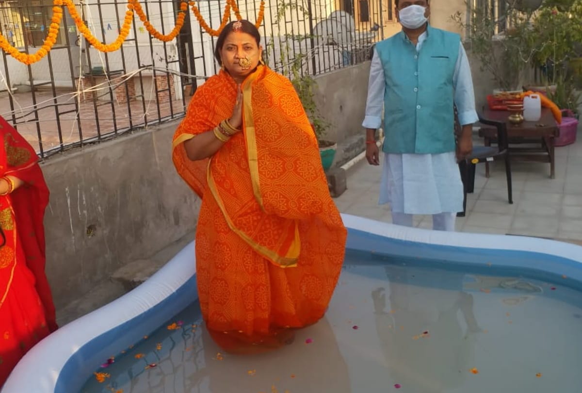 Chhath 2020 in covid 19 times women offer prayers at their terrace balcony and in lanes