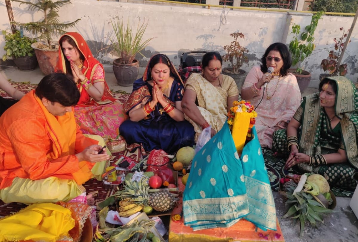 Chhath 2020 in covid 19 times women offer prayers at their terrace balcony and in lanes