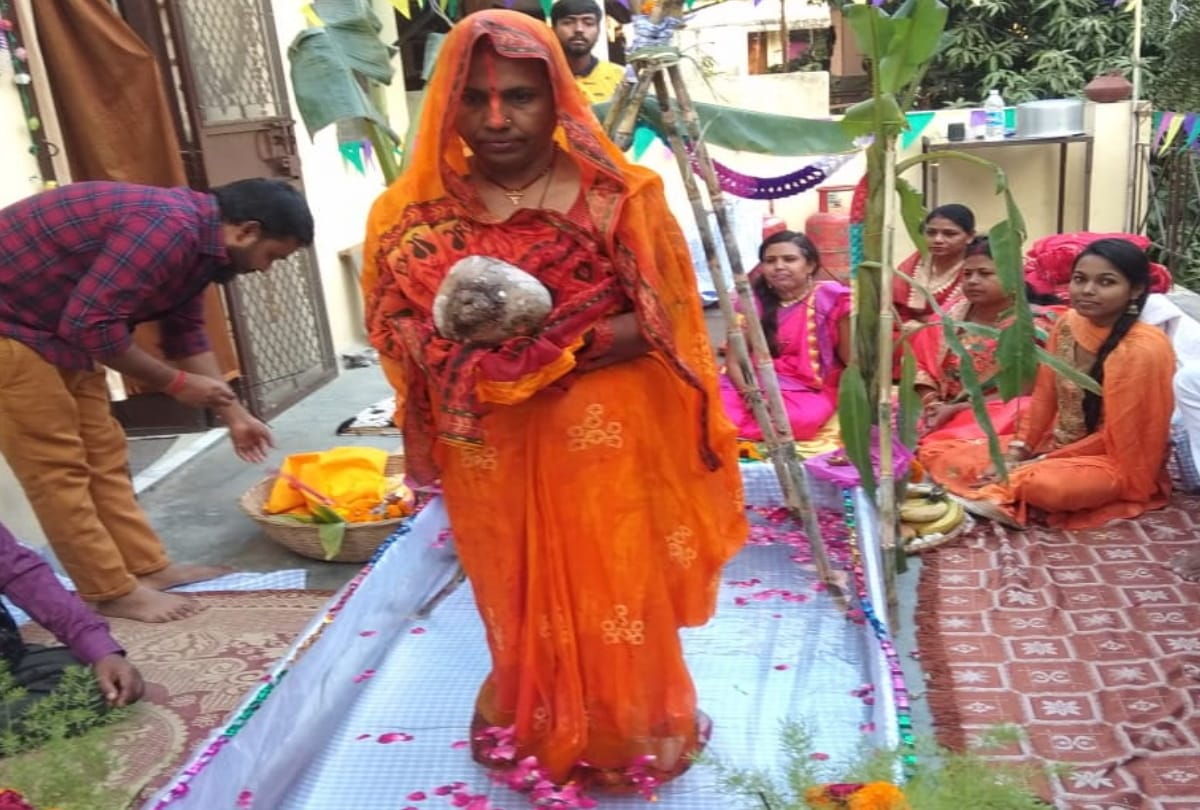 Chhath 2020 in covid 19 times women offer prayers at their terrace balcony and in lanes