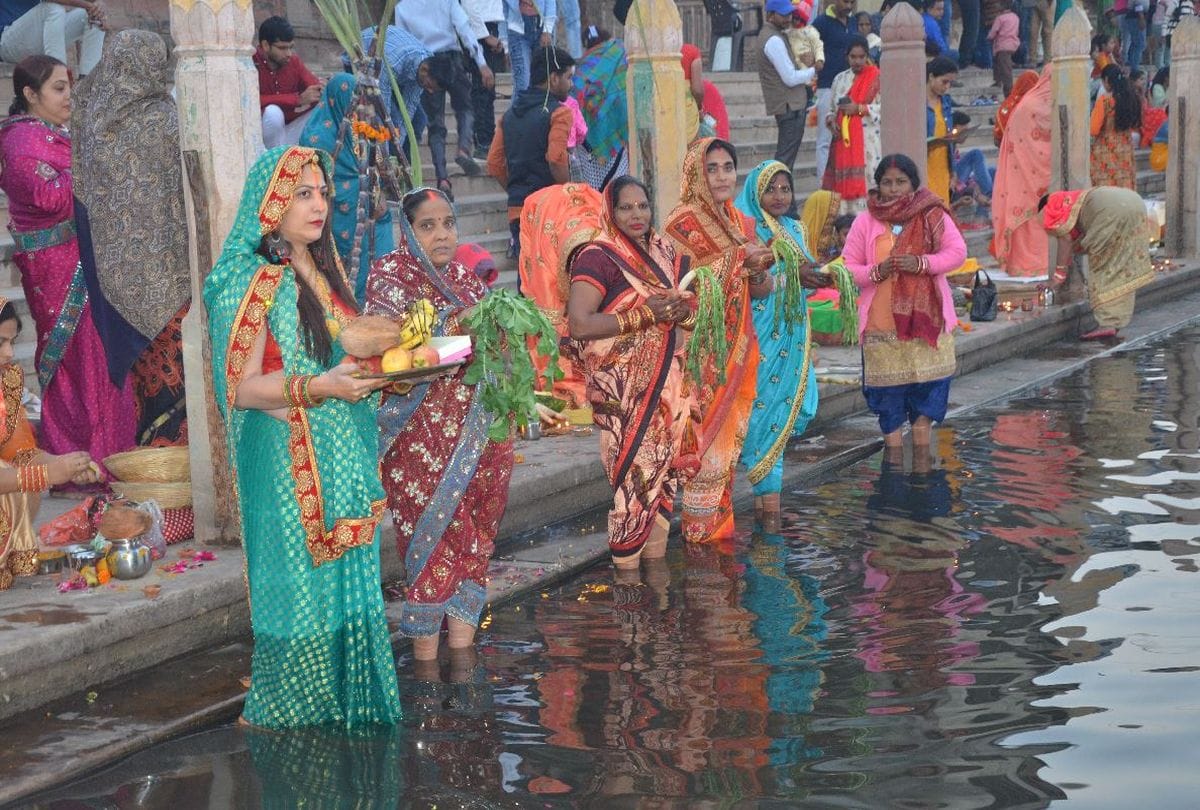 Chhath Pooja 2020 Devotees performed Worship At Yamuna Ghats In Agra