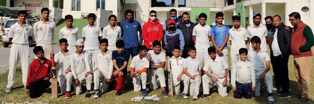 Cricketer Anuj Rawat met academy's children
