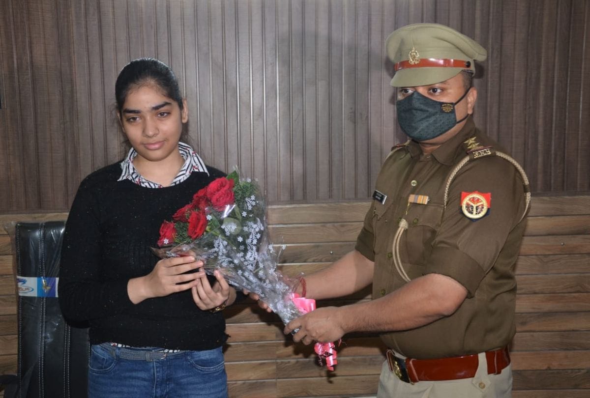 10th Student Girl Ishika Bansal Take Charge Of Police Officer At Hariparwat Station