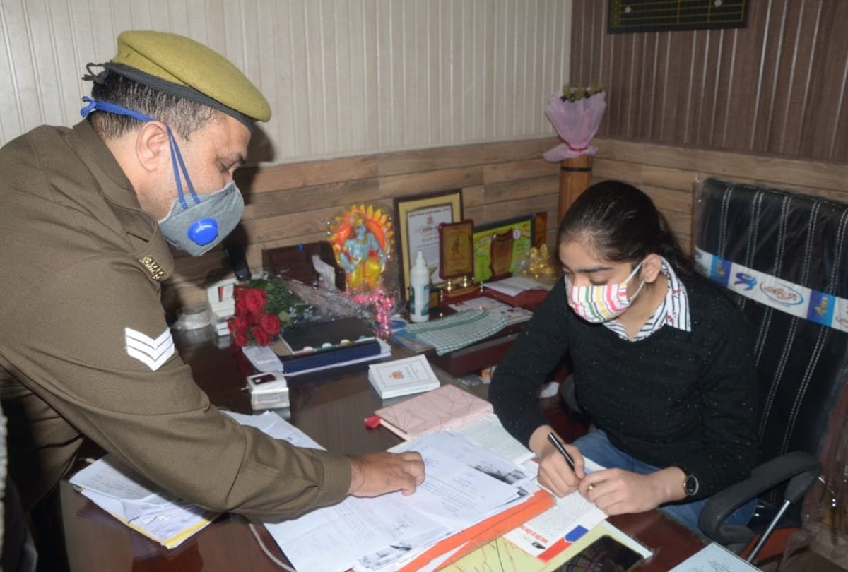 10th Student Girl Ishika Bansal Take Charge Of Police Officer At Hariparwat Station