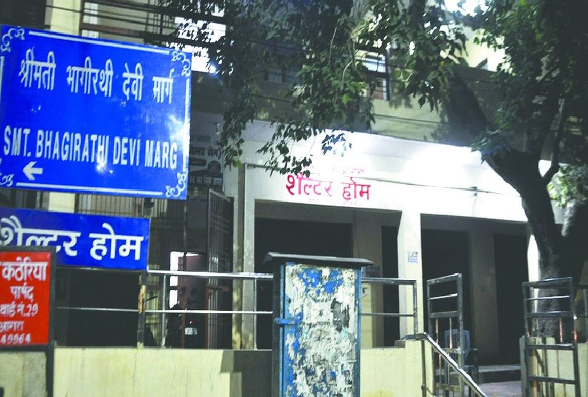 Shelter Home Empty People Sleep In Night On Footpath At Winter