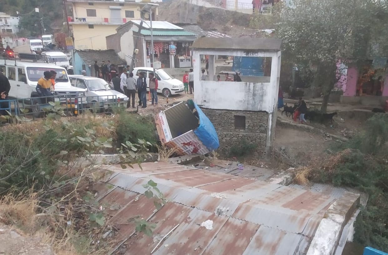 One killed and five injured in separate accidents