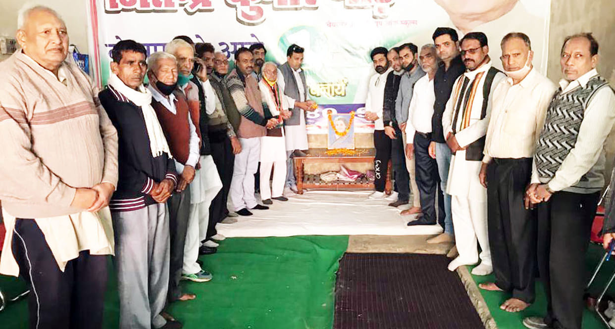 Congressmen remember Indira Gandhi by offering flowers