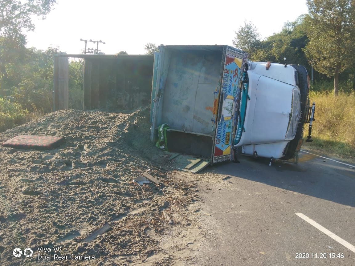truck fallen on road