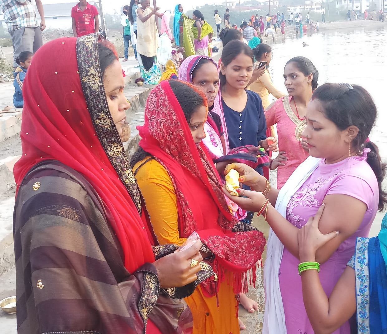 Vratis performed ghat puja on the banks of the lake on the banks of the lake.