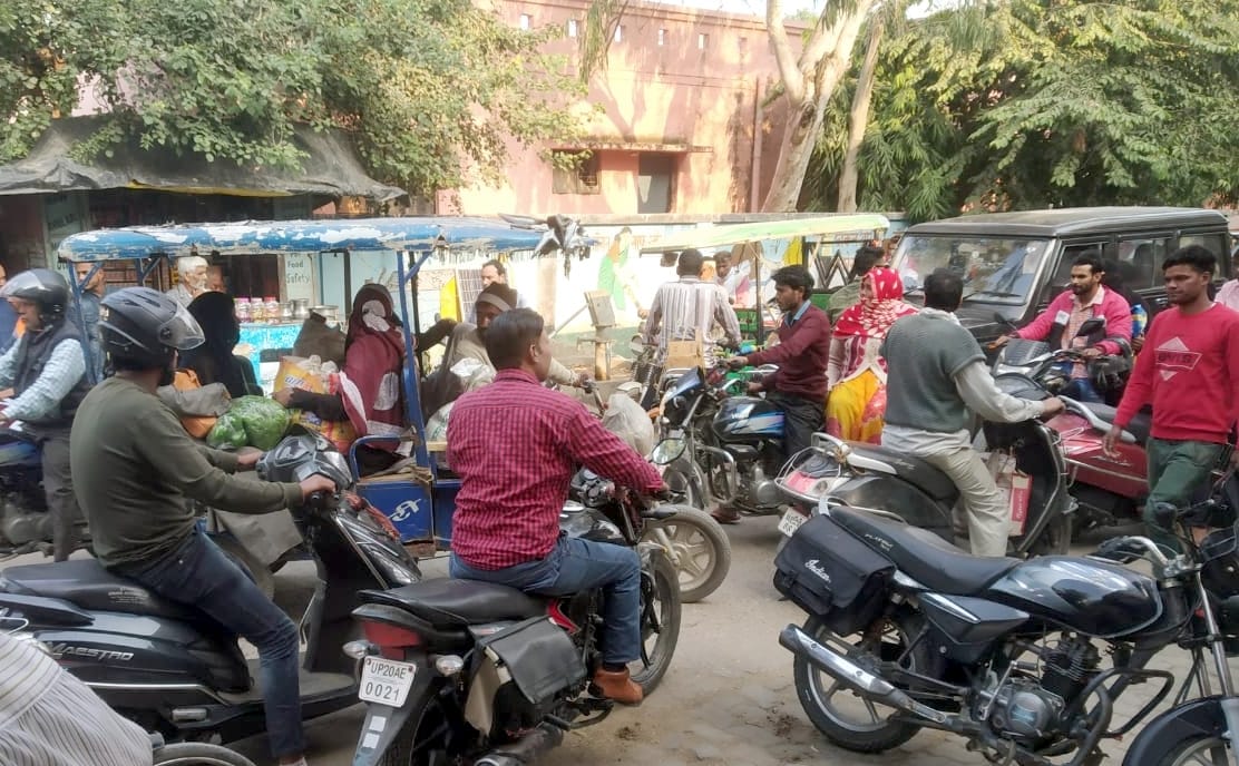 Encroachment on the narrow roads in Kiratpur caused jam