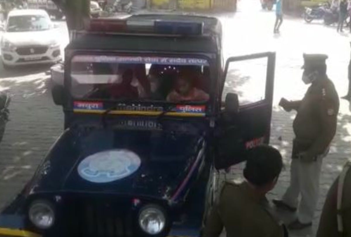 eight class student Arzoo Saxena take charge ok police officer for one day in mathura