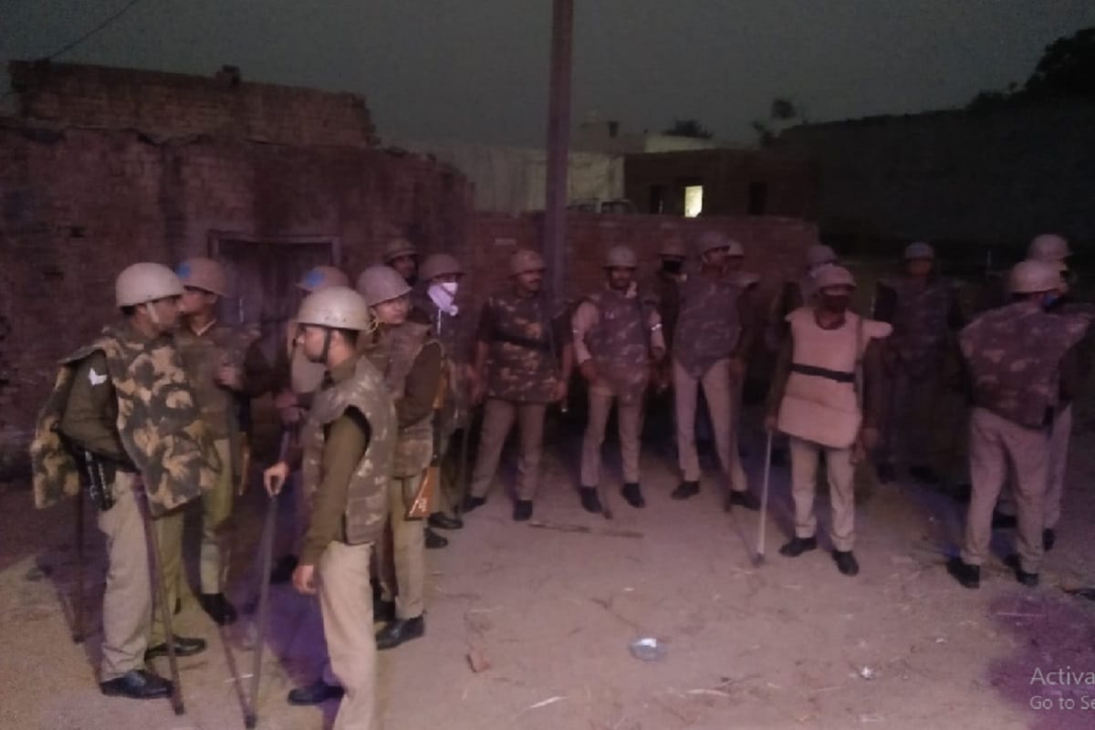 Firing between two sides occurred in Sardhana of Meerut and many people including policemen