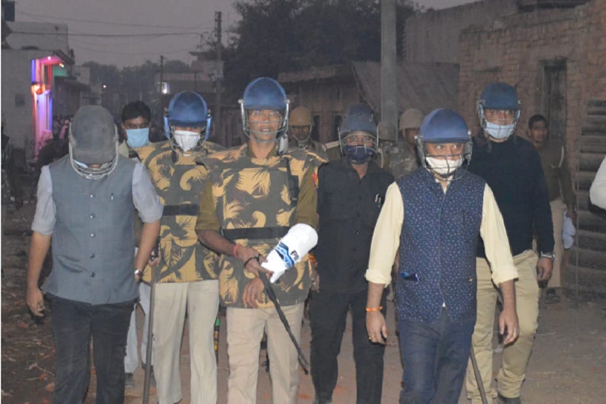 Firing between two sides occurred in Sardhana of Meerut and many people including policemen