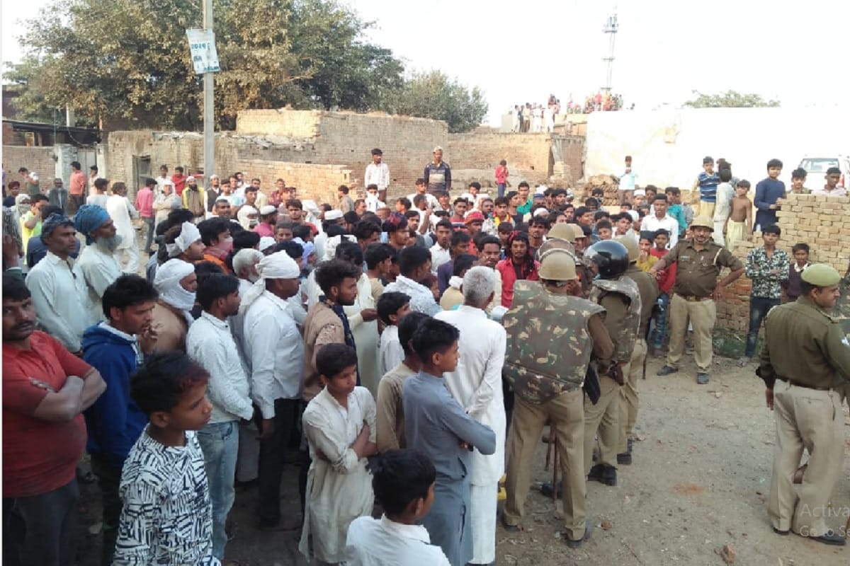 Firing between two sides occurred in Sardhana of Meerut and many people including policemen