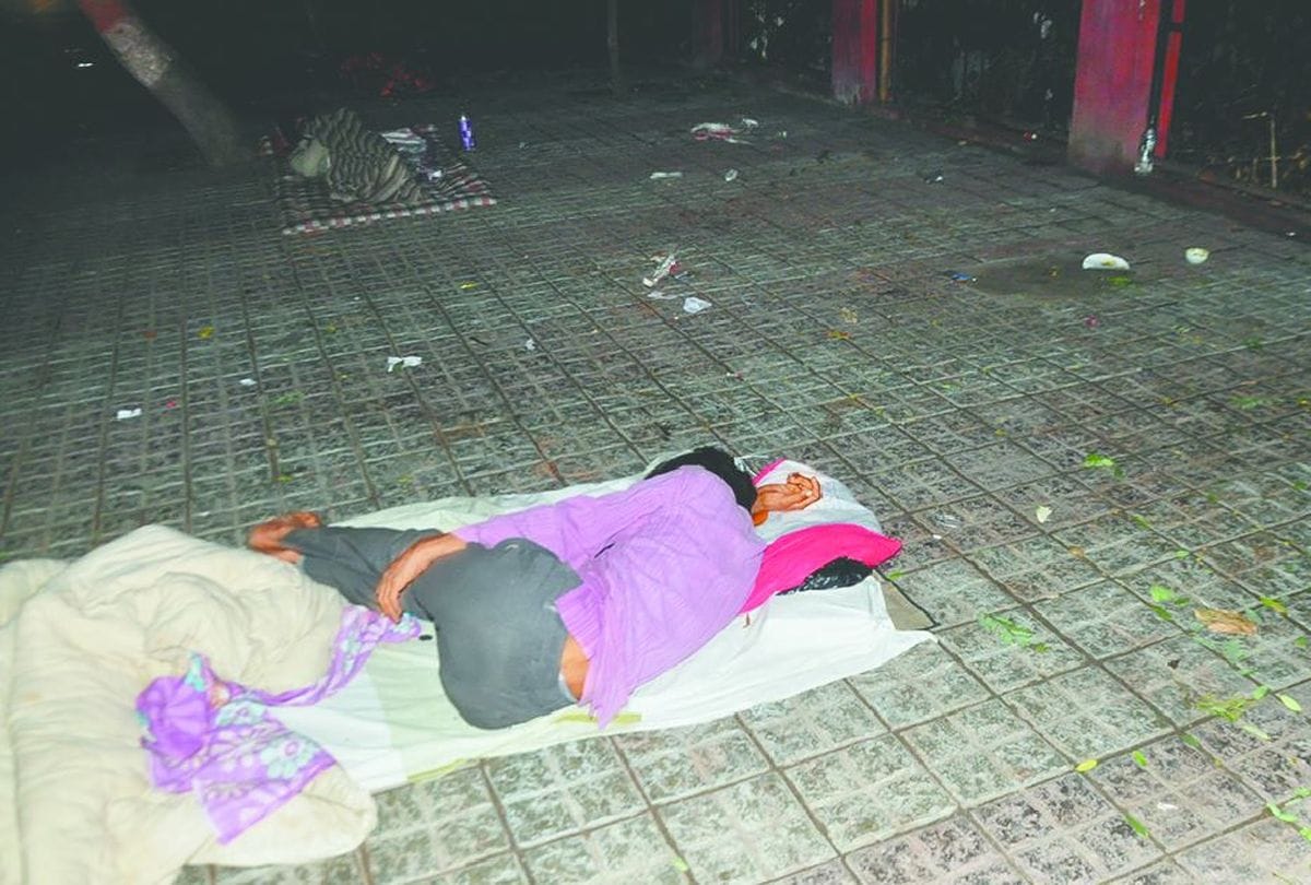 Shelter Home Empty People Sleep In Night On Footpath At Winter
