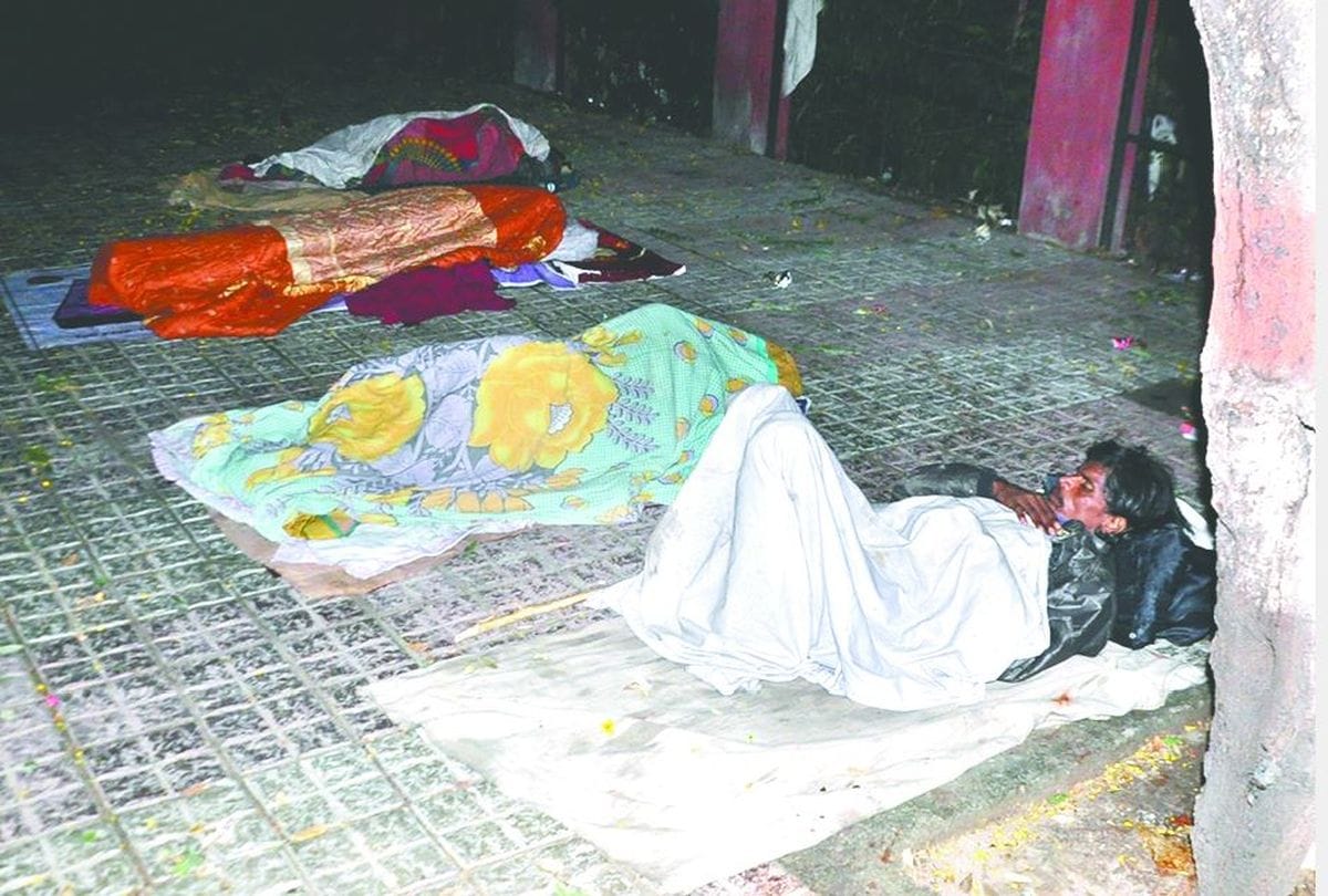 Shelter Home Empty People Sleep In Night On Footpath At Winter