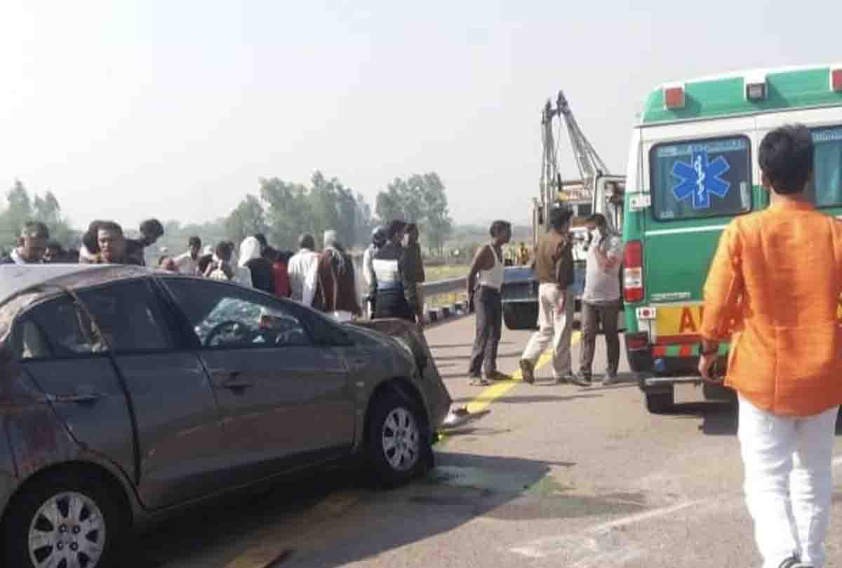 car overturns on Lucknow Agra Expressway , child dies, couple and child injured