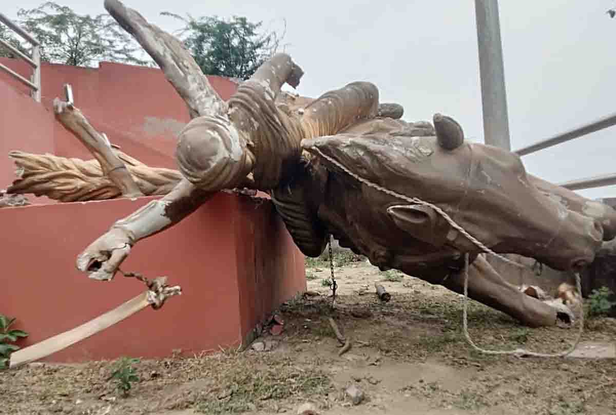 broken statue of rani laxmi bai in Kanpur on rani laxmi bai jayanti