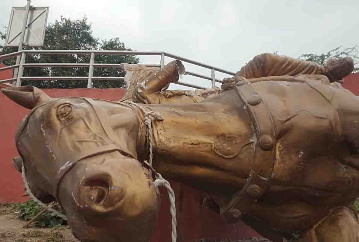 broken statue of rani laxmi bai in Kanpur on rani laxmi bai jayanti