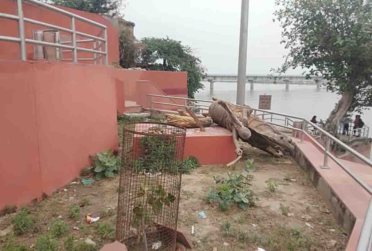 broken statue of rani laxmi bai in Kanpur on rani laxmi bai jayanti