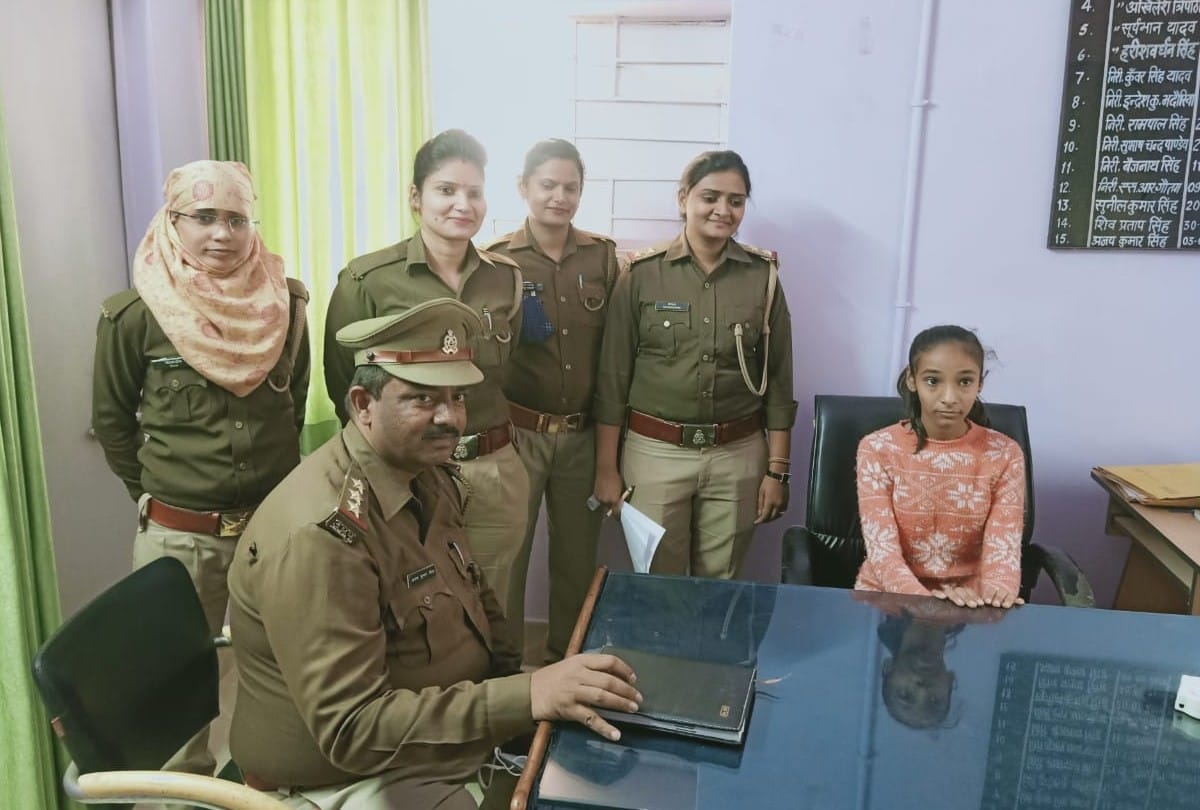eight class student Arzoo Saxena take charge ok police officer for one day in mathura
