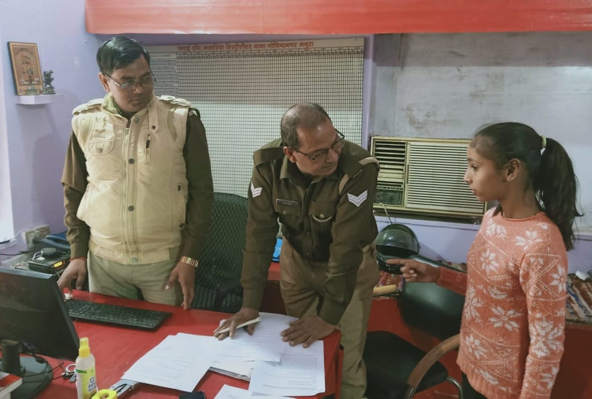 eight class student Arzoo Saxena take charge ok police officer for one day in mathura