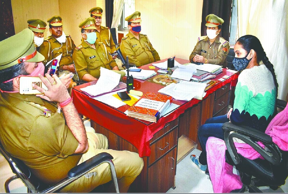 police officer daughter issued challan for not wearing mask by father in mainpuri