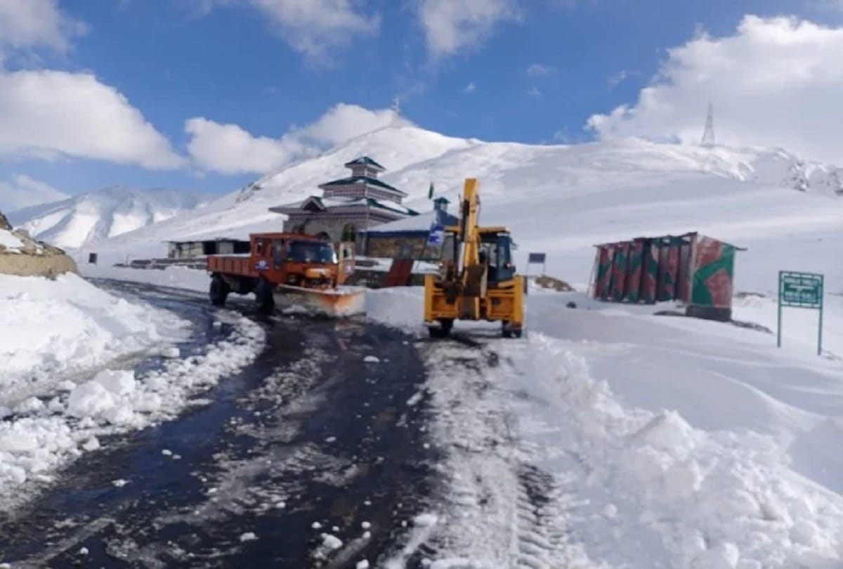 jammu and kashmir 19 persons including one minor trapped in snow bond rescued by police and Army