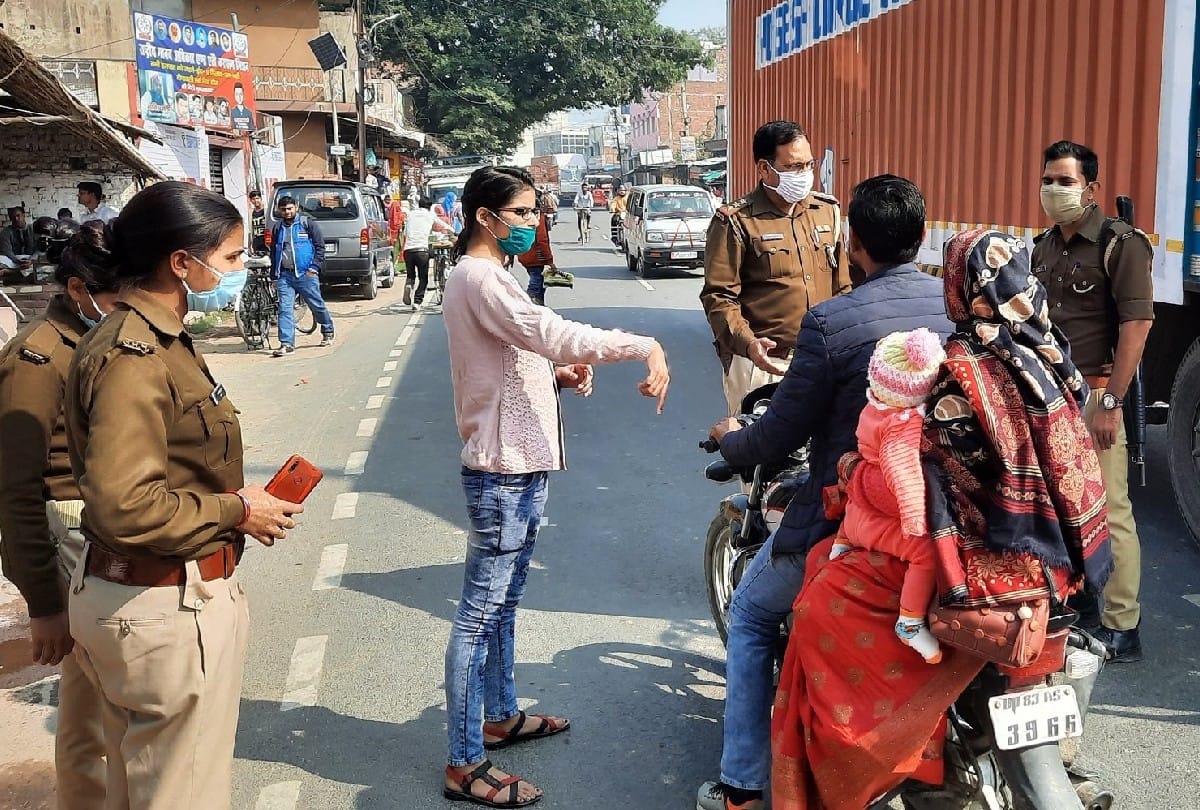 police officer daughter issued challan for not wearing mask by father in mainpuri