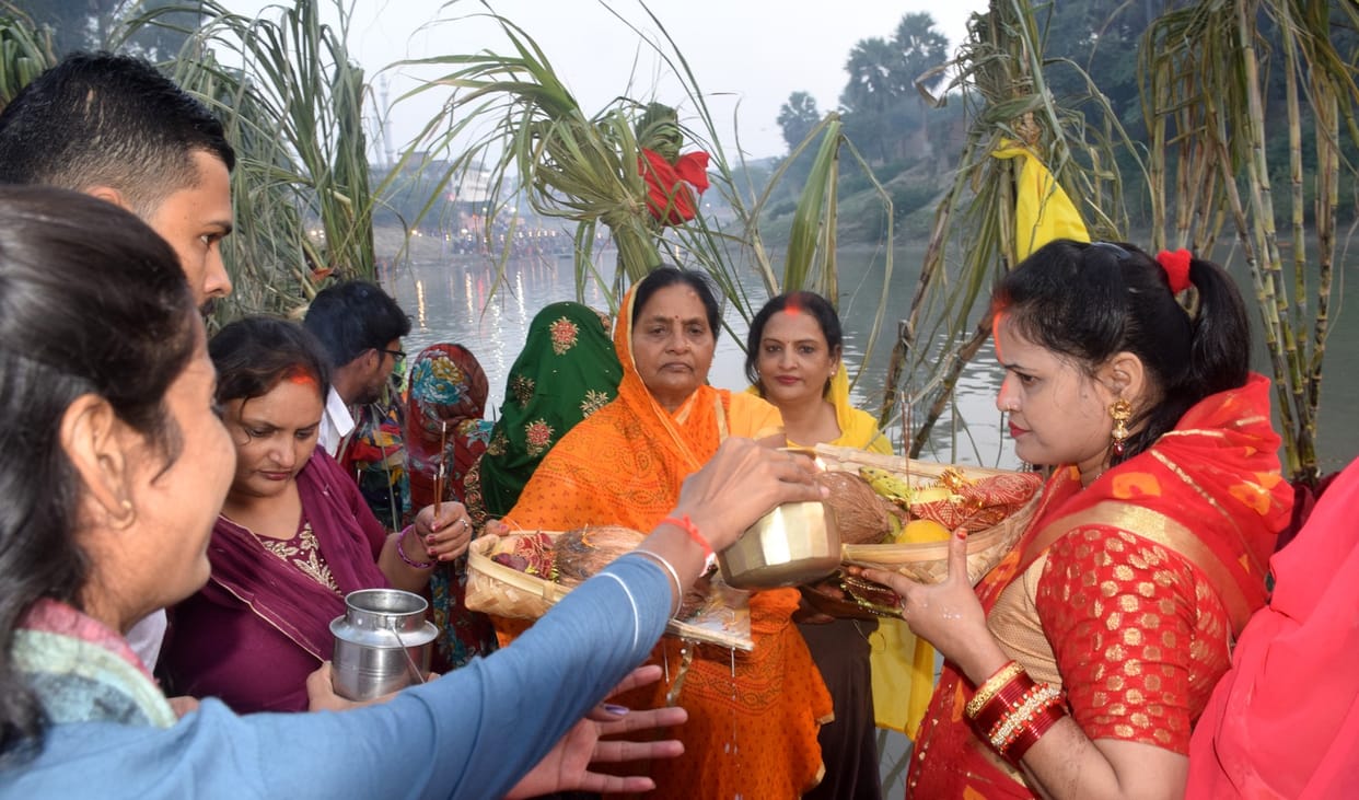 Inundation of faith in the ponds to pay the rising sun