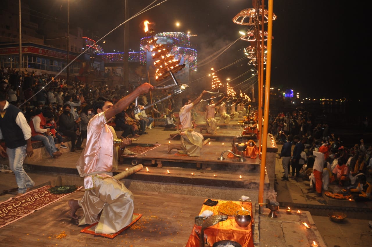 Ganga Aarti started in traditional form after 8 months in Varanasi