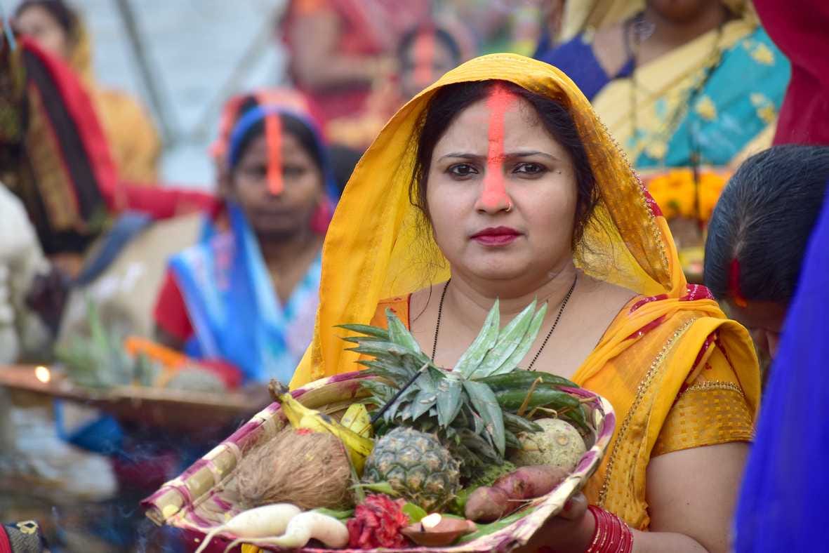 Devotees thrashed with Chhath songs, the supernatural splendor of the Ghats