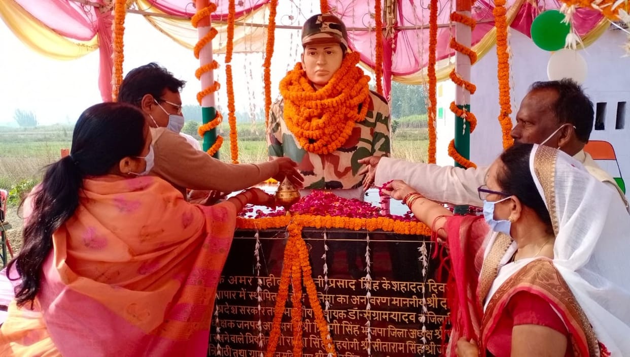 Tributes paid to the martyred soldier on the border with moist eyes