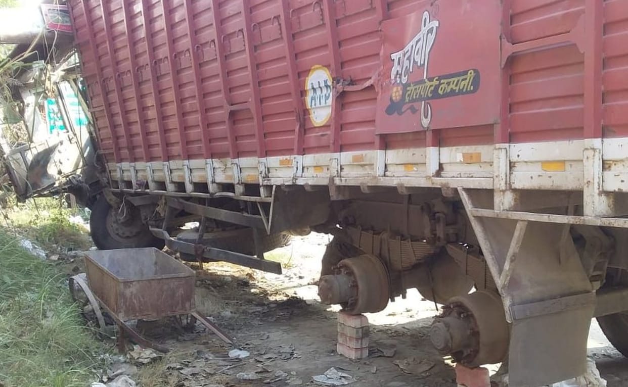 thaane mein khade trak ke chaar taayar gaayab, macha hadakamp